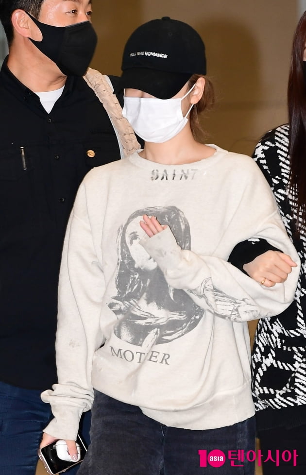 [TEN 포토] 에스파 닝닝 '집에 '모자 푹 눌러쓰고'