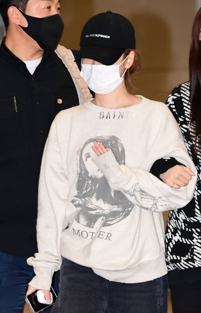 [TEN 포토] 에스파 닝닝 '집에 '모자 푹 눌러쓰고'