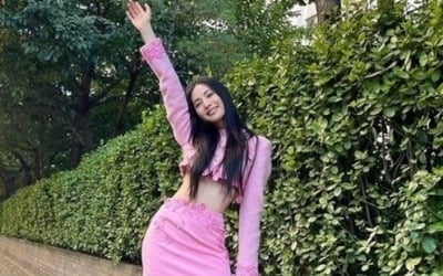 나나, 한줌 허리 드러낸 바비 인형…타투도 살짝 보이네 [TEN★]