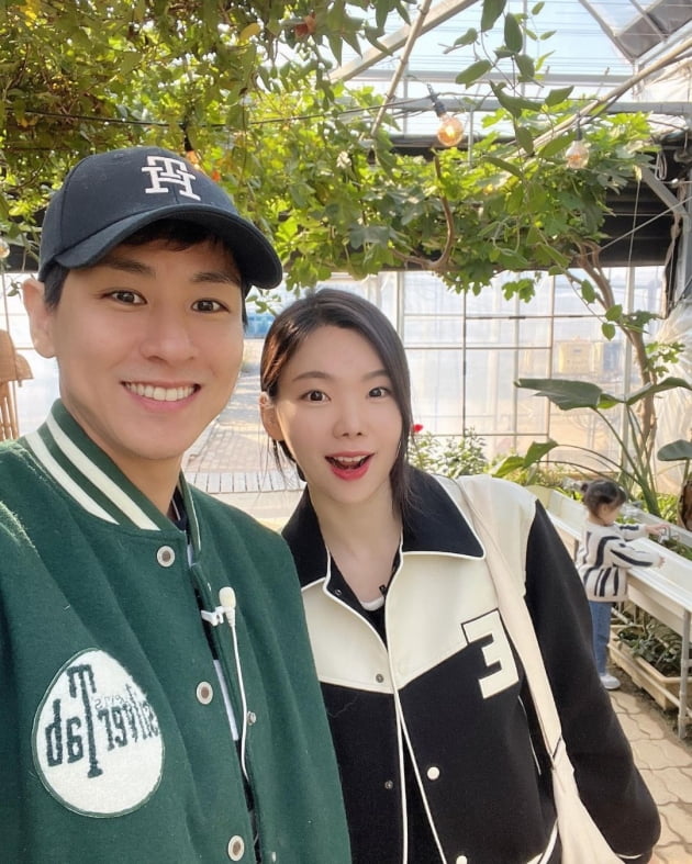 '이다은♥' 윤남기, 딸 손 꼭 붙잡은 '스윗 대디'…"남다리 농장 나들이"[TEN★]