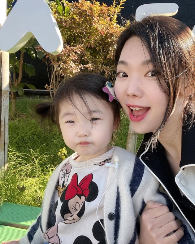 '이다은♥' 윤남기, 딸 손 꼭 붙잡은 '스윗 대디'…"남다리 농장 나들이"[TEN★]