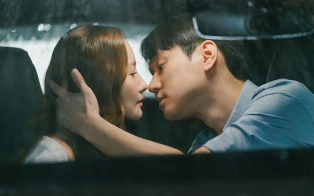 박민영, 이혼男과 비 오는 날 차 안에서 애정 행각 포착('월수금화목토')