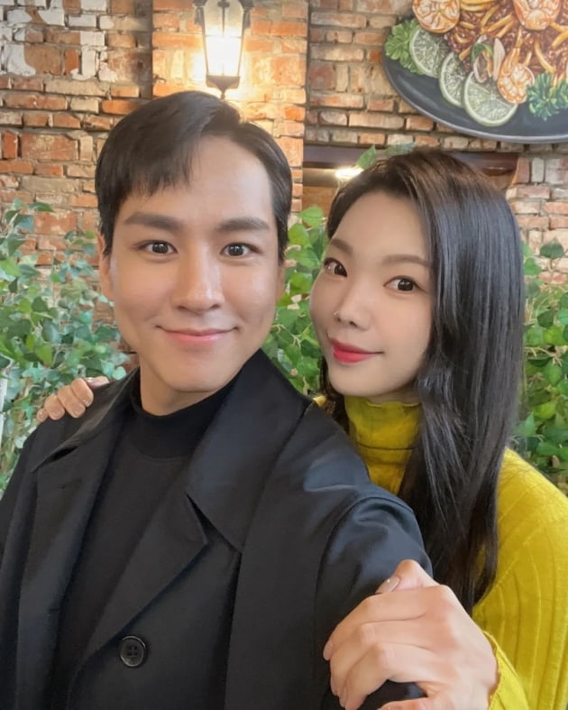 '이다은♥' 윤남기, "겸사겸사 데이트"에 신난 애아빠…카페 한복판서 장난기 발동[TEN★]