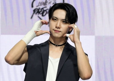 [TEN 포토] 위아이 김동한 '빛나는 하트'