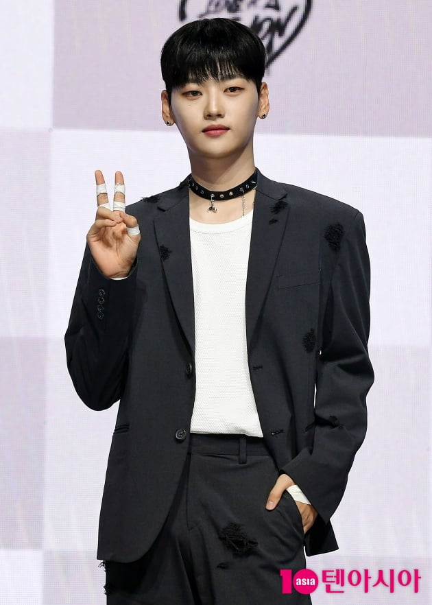 [TEN 포토] 위아이 강석화 '귀엽게 브이'   