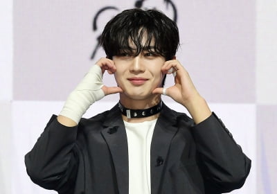 [TEN 포토] 위아이 김요한 '수줍은 하트'