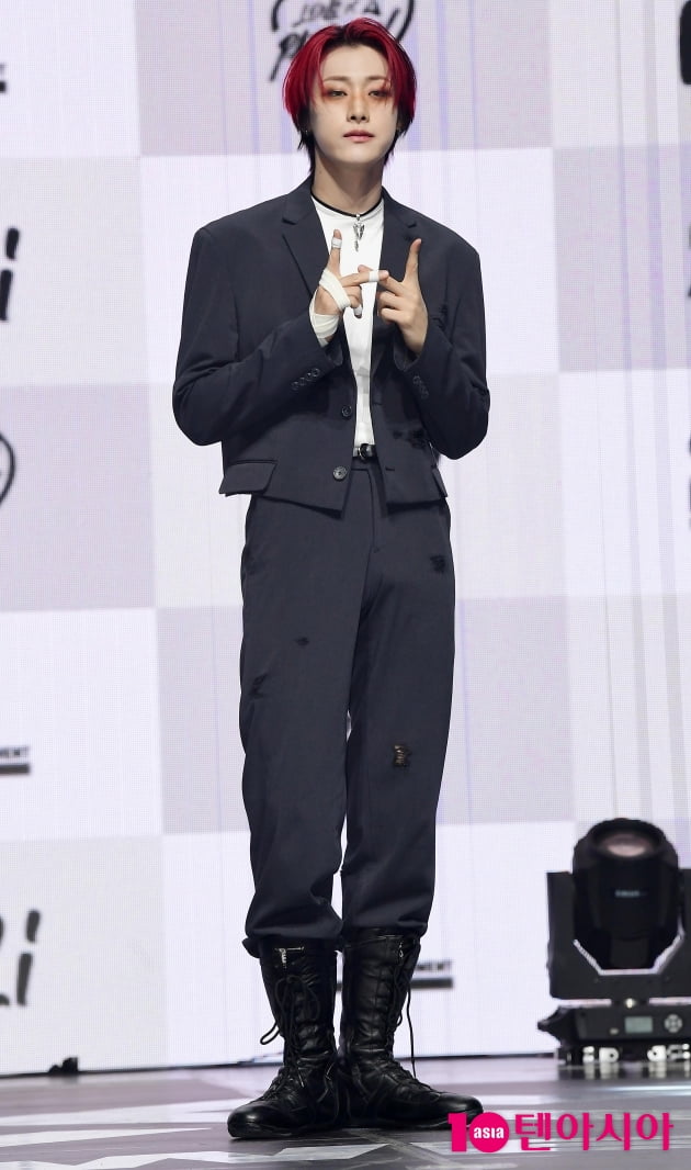[TEN 포토] 위아이 유용하 '붉은빛 헤어'   
