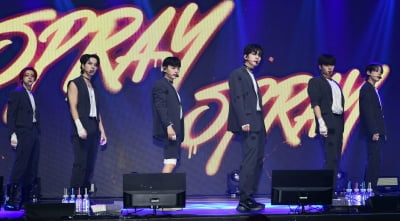[TEN 포토] 위아이 '타이틀곡 'Spray' 엔딩'