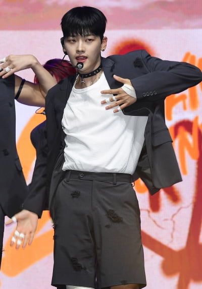 [TEN 포토] 위아이 강석화 '섹시하게'