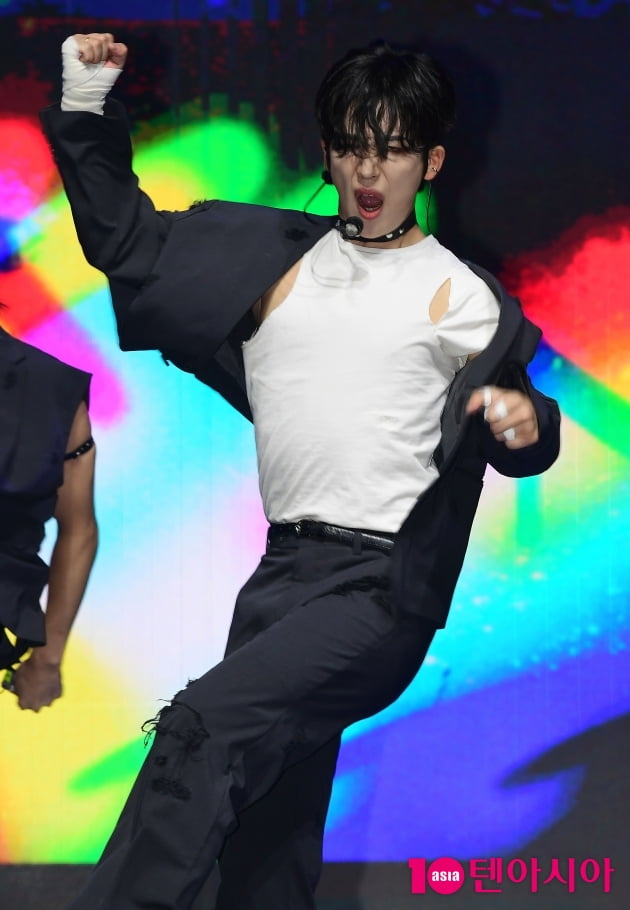 [TEN 포토] 위아이 김요한 '활력 넘치는 파워'   