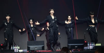 [TEN 포토] 위아이 '블랙 카리스마'