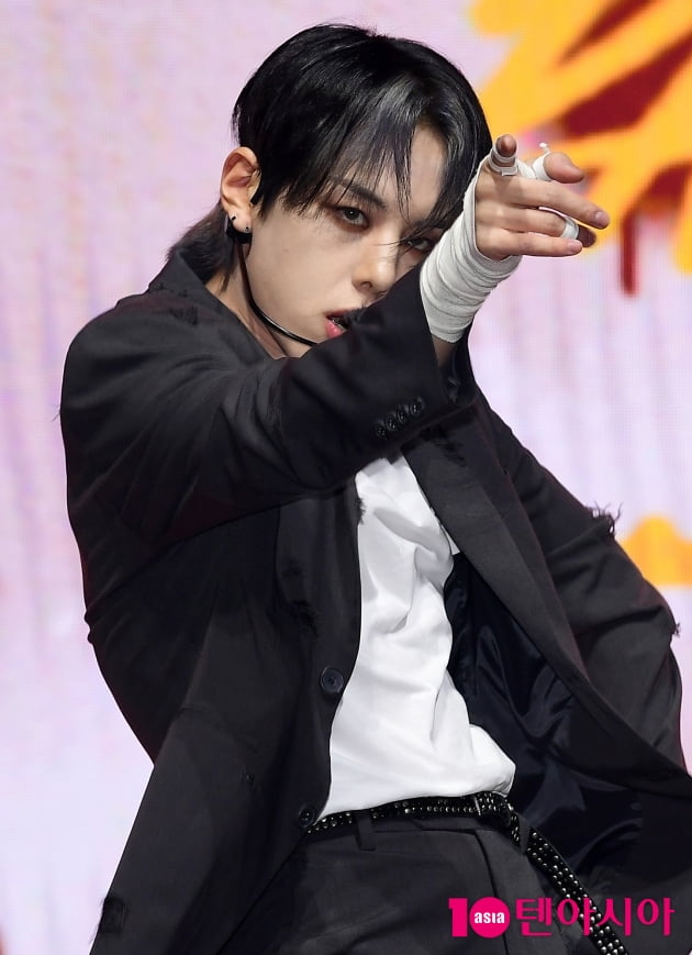 [TEN 포토] 위아이 '강렬한 눈빛'   