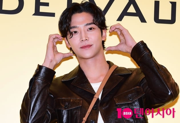 [TEN 포토] SF9 로운 '외모만큼 멋진 하트'