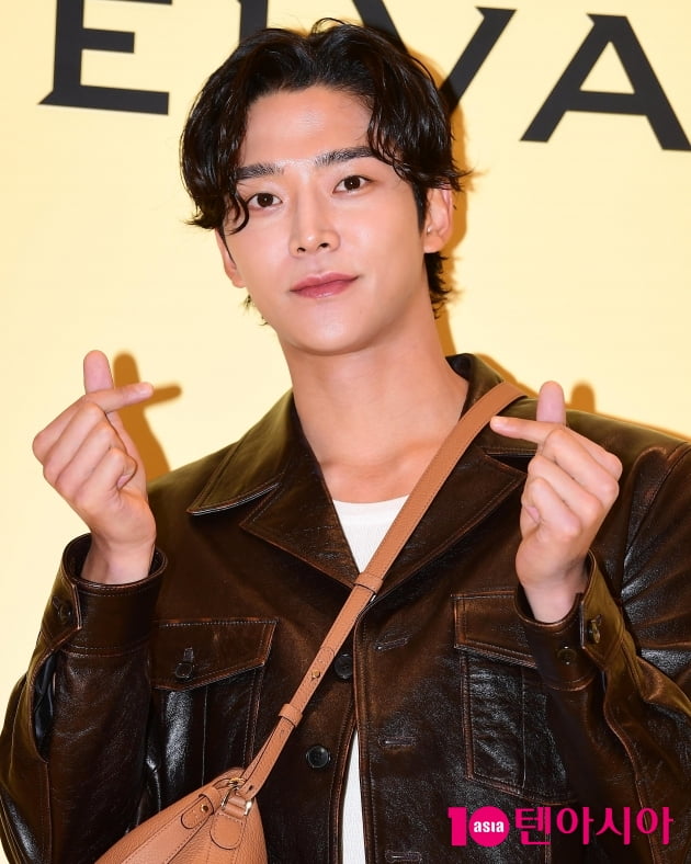 [TEN 포토] SF9 로운 '여심저격 하트'