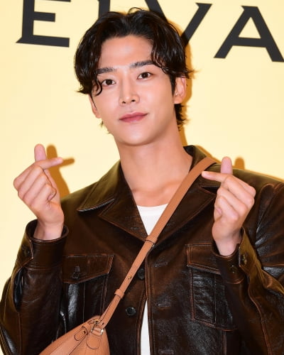 [TEN 포토] SF9 로운 '여심저격 하트'