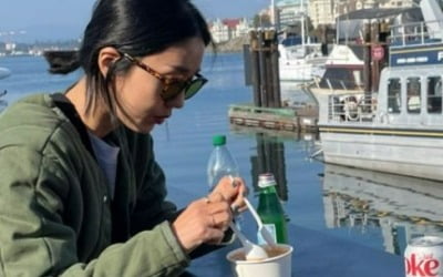 '성유리 친구' 이진, 현실 뒤로하고 캐나다에서 먹방+바다 감상 중 "뷰도 맛도 좋아"[TEN★]