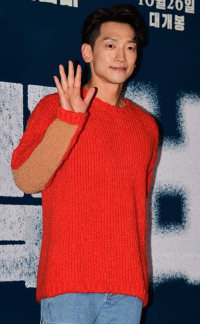 [TEN 포토] 정지훈 '강렬한 레드'