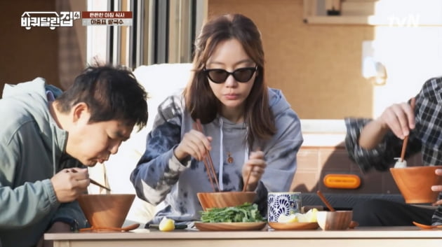 [종합] 김아중, '케빈오♥' 공효진이 남긴 흔적 만끽하며 로망 실현…앞치마 두르고 아침 차림('바달집4')