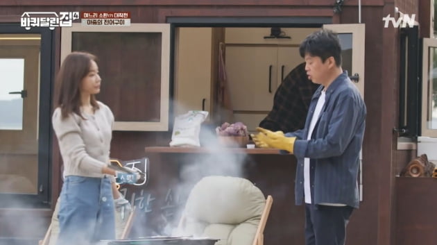 [종합] 김아중, '케빈오♥' 공효진이 남긴 흔적 만끽하며 로망 실현…앞치마 두르고 아침 차림('바달집4')