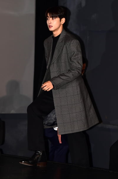 [TEN 포토] 차은우 '롱코트 휘날리며'