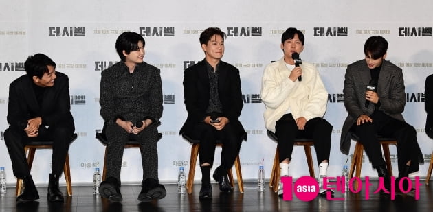 [TEN 포토] 김래원-이종석-정상훈-박병은 '막내 차은우 잘생김 감상중'