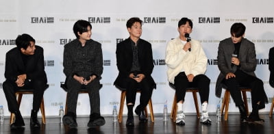 [TEN 포토] 김래원-이종석-정상훈-박병은 '막내 차은우 잘생김 감상중'