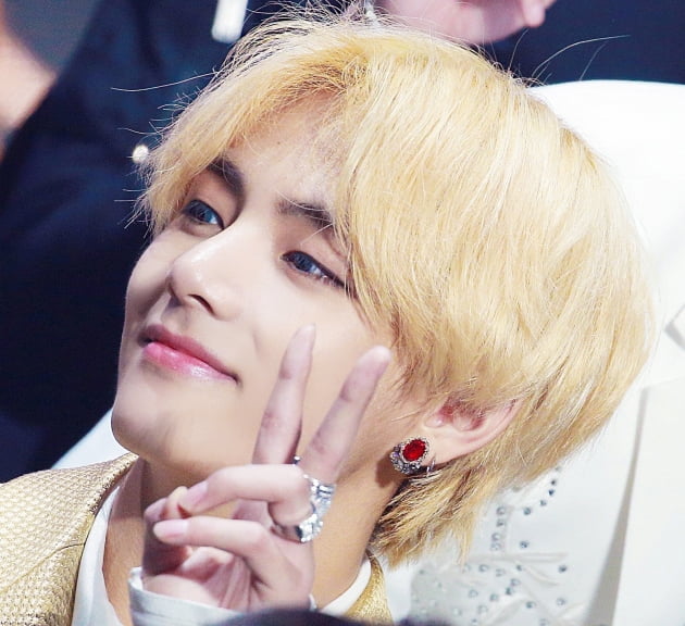 BTS 뷔 '금발 잘 어울리는 남돌' 1위 선정