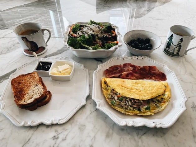 '임신' 손예진, 두 개의 컵…♥현빈과 먹은 점심 식단 자랑 '야무진 손맛'