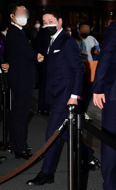 [TEN 포토] 신동엽 '김연아♥고우림 결혼식에 마스크가 두개'