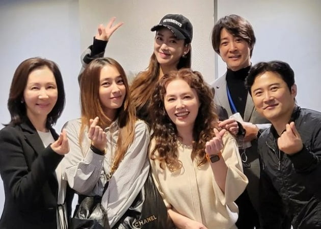 '이병헌♥' 이민정, 700만원 명품 C사 가방 메고 연극 관람 "함께 울고 웃고"