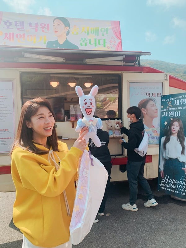 누가 보면 생일인 줄…하지원, 커피차 앞 세상 다 가진 미소 "소중+행복"
