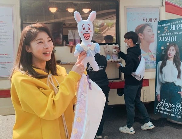 누가 보면 생일인 줄…하지원, 커피차 앞 세상 다 가진 미소 "소중+행복"