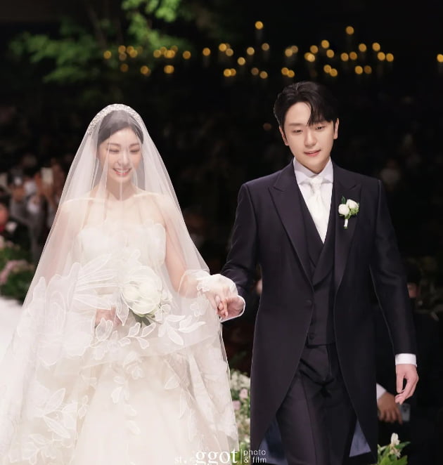 김연아♥고우림, 결혼식 입장 사진 직접 공개