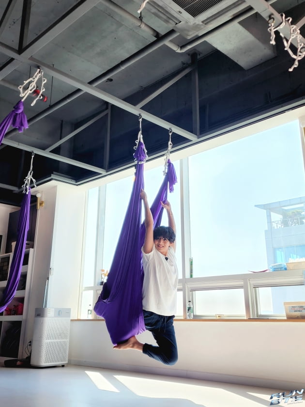'국보급 미모' 방탄소년단 뷔, 요가장에서도 빛난 인생샷