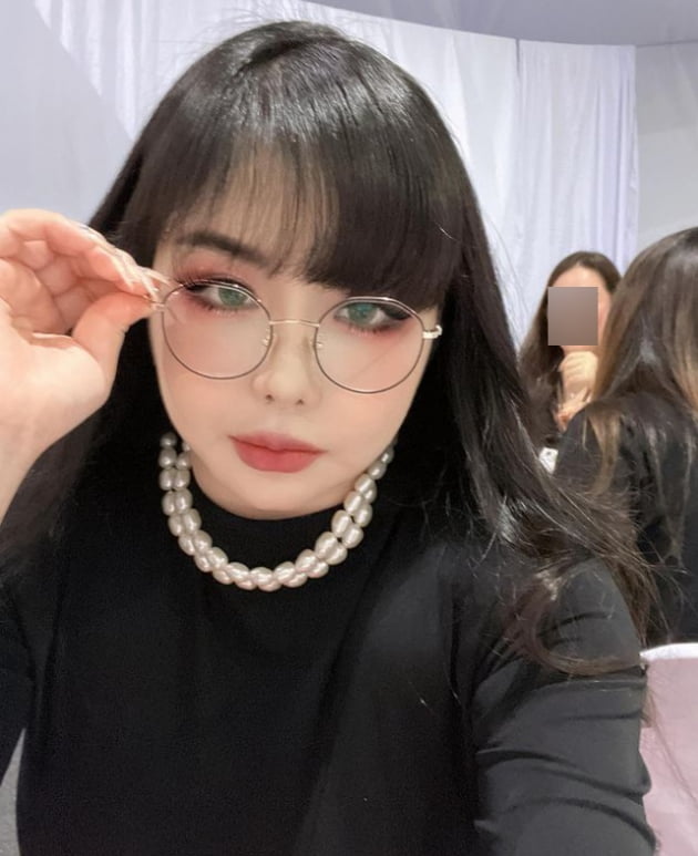 박봄, 안경 쓰니 지적美 뿜뿜...아름다워라