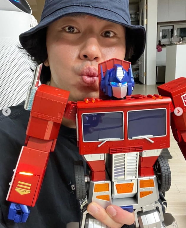 '서지승♥' 이시언, 옵티머스 프라임 장남감 사고 신났네...피로감 제로