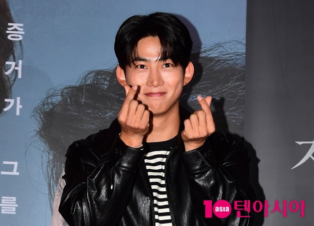 [TEN 포토] 옥택연 '훈훈한 하트 뿅뿅'