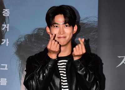 [TEN 포토] 옥택연 '훈훈한 하트 뿅뿅'
