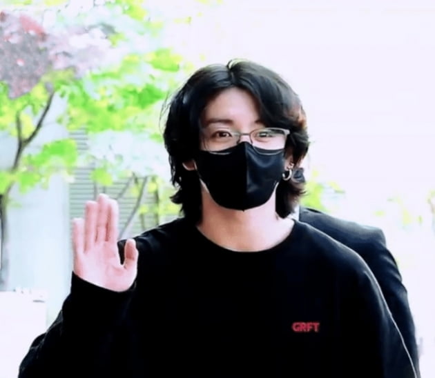 방탄소년단 정국, '광채 폭발' 장발 미남 '월드컵 홍보' 출국