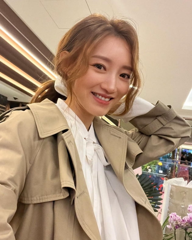 '임창정♥' 서하얀, 테이크 커팅식에서 드러낸 어마어마한 다이아반지…뷰티 예능 MC 자태