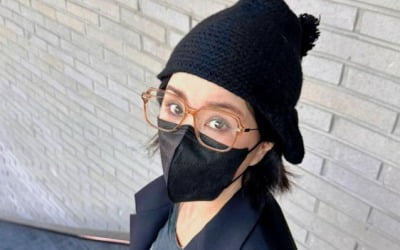 엄정화, "짧은 외출"에도 패션은 포기 못해…남다른 50대