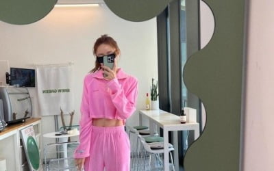 서하얀, 핑크 크롭티에 '선명한 복근'…셀럽의 독특한 패션