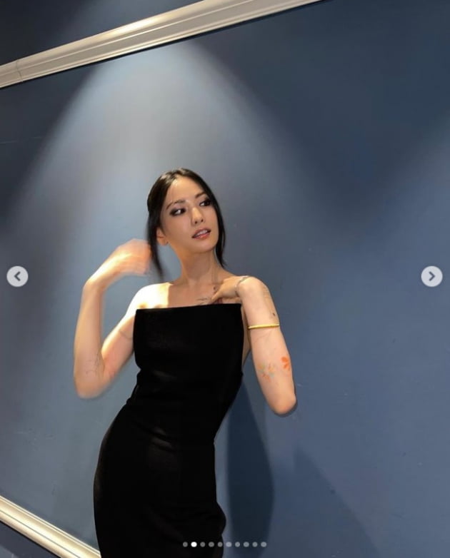 나나, 뻥 뚫링 뒤태...섹시미+화려한 타투