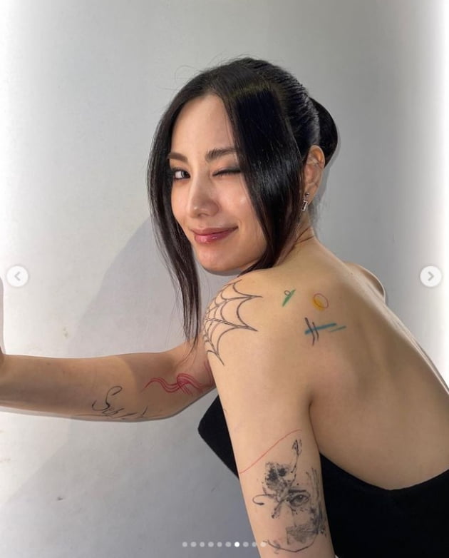 나나, 뻥 뚫링 뒤태...섹시미+화려한 타투