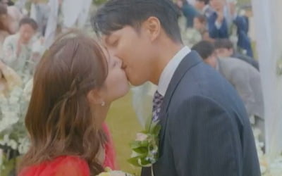 [종합] 이승기♥이세영 결혼했다…"똥밭도 같이 가고 싶은 남자" ('법대로')