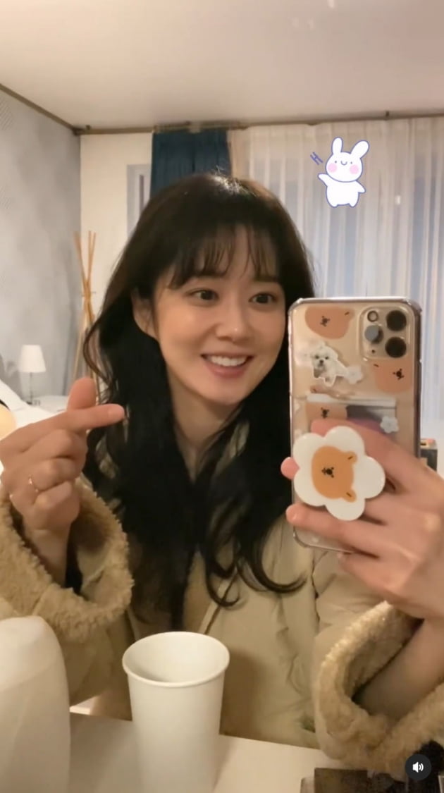 '6살 연하 촬영감독♥' 장나라, "패밀리" 안방에서 '러블리'…애교 넘치는 손가락하트
