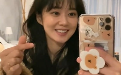 '6살 연하 촬영감독♥' 장나라, "패밀리" 안방에서 '러블리'…애교 넘치는 손가락하트