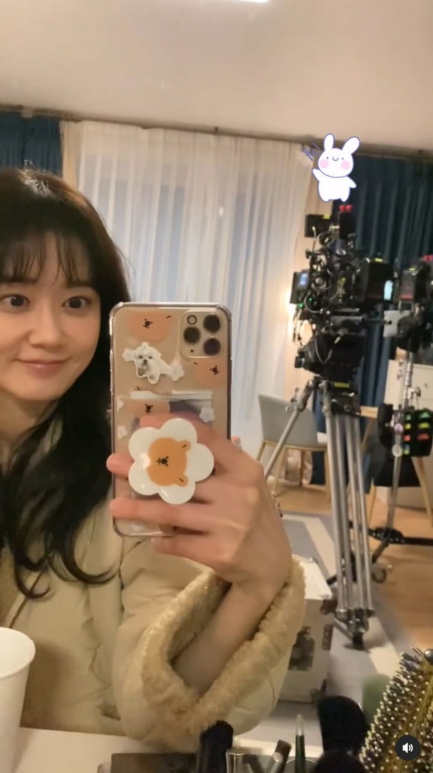 '6살 연하 촬영감독♥' 장나라, "패밀리" 안방에서 '러블리'…애교 넘치는 손가락하트