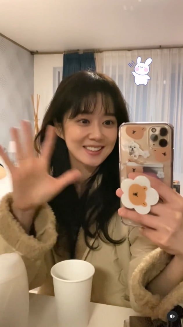 '6살 연하 촬영감독♥' 장나라, "패밀리" 안방에서 '러블리'…애교 넘치는 손가락하트