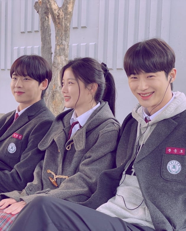 '24살' 김유정, '20세기' 17살 풋풋한 교복 사진 공개 "보고 싶어"…찐친들과 '깨발랄'